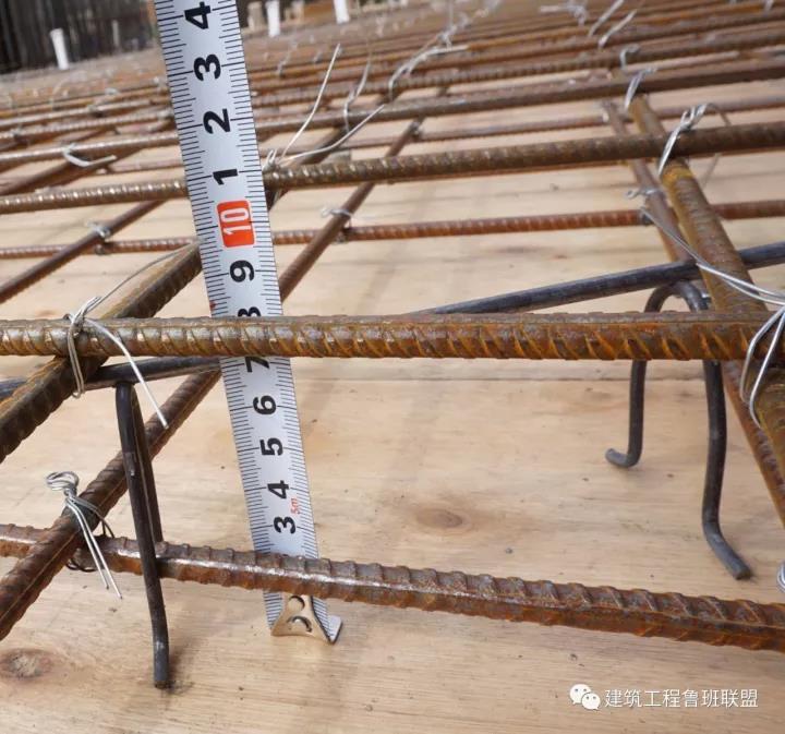 · 柱墙内钢筋拉钩均按要求弯折135°