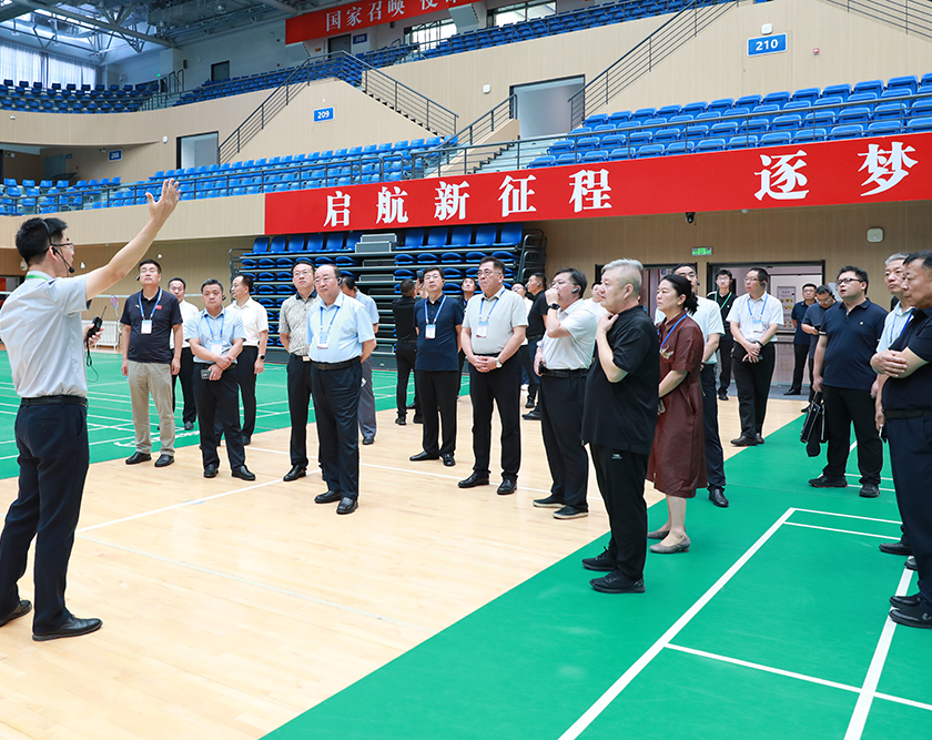 观摩山东第二医科大学体育场馆建设
