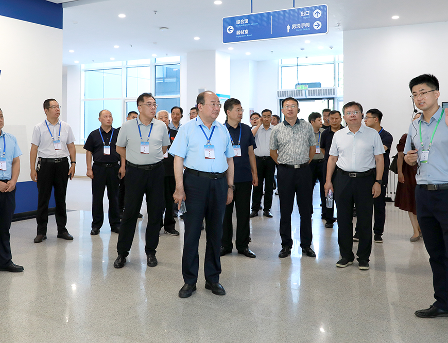 观摩山东第二医科大学体育场馆建设